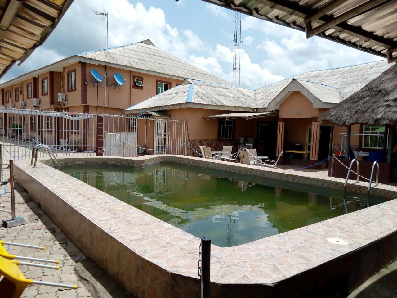 Gen-Preston Hotel And Suites Papalanto Ngoại thất bức ảnh